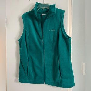 Teal women’s Columbia vest, size large